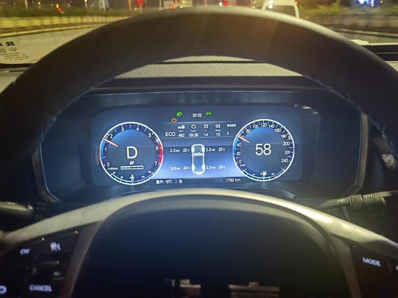 北京bj40目前行驶了快1800公里，现在驾驶显示屏会自动重启，已经联系4s店。维修意见更换屏幕，即可解决。4s店说现在的屏幕升级过了可以解决问题（等到了才知道）对了油耗11升/km，驾驶模式eco。