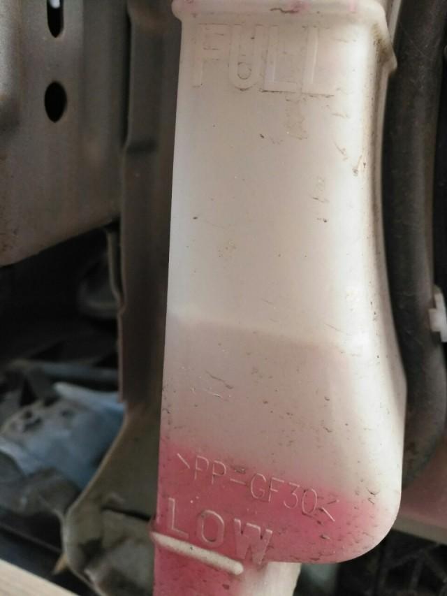 威驰车的防冻液，是红色的液体。