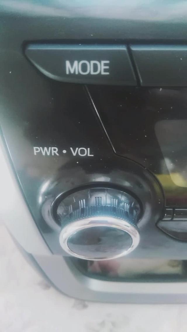 这个是原装的丰田威驰的收音机。