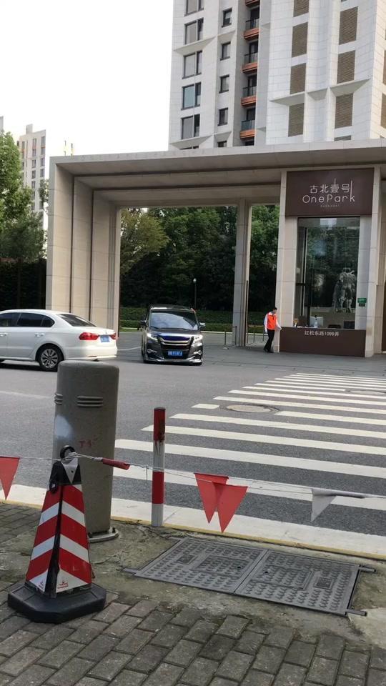 埃尔法上海保时捷918车主做保姆车出去吃饭了、他的保时捷918牌照和做保姆车一样918F4，真是低调#保时捷918