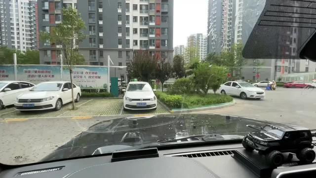 北京bj40刚到家就下起了雨，雨不大但雨点很大，敲的车啪啪响挺有节奏，来听听我的原车音响效果，下雨天和音乐更配哦