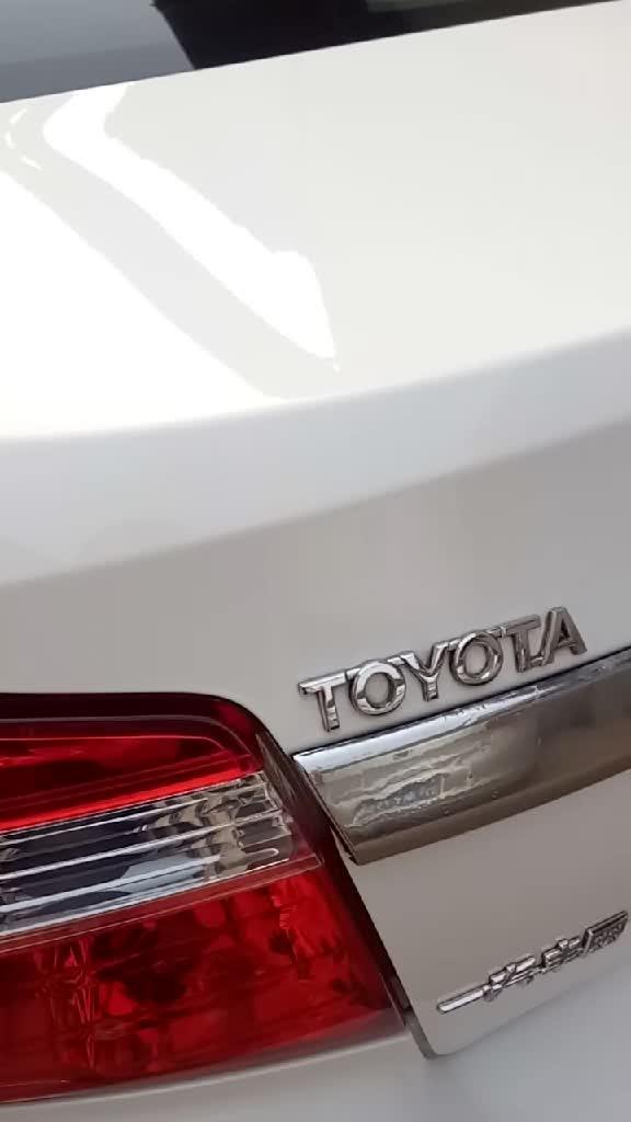 丰田威驰的TOYOTA车标，很亮。