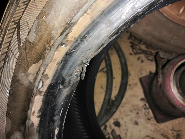 名图轮胎内边补胎时被撬烂了一点，充气后不漏气，影响大吗？