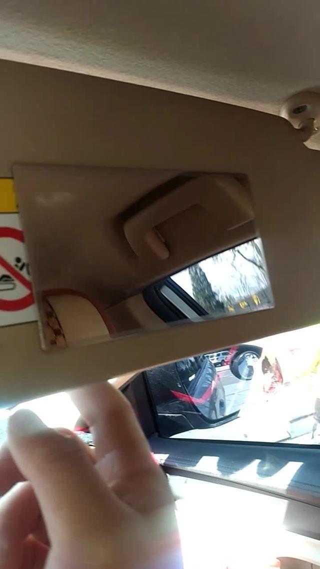 这是我的14年威驰，我在车子副驾遮阳板上加装的化妆镜。