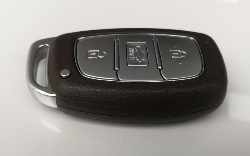 16款名图自动尊贵版车子本身和车钥匙隐藏功能有哪些，像车钥匙有没有长按锁车键关上车窗、长按开锁键打开车窗这些功能。