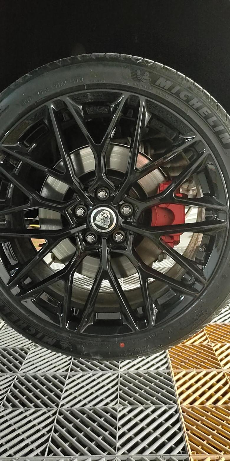 捷豹xfl升级19寸锻造轮毂+米其林静音轮胎+红色卡钳+后尾灯浅黑色贴膜+360软包脚垫，整体视觉终于协调了许多