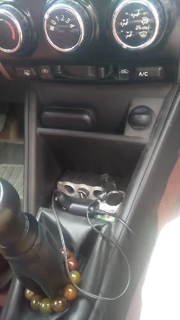 这个是丰田威驰的中控台。有个插排带插座的。