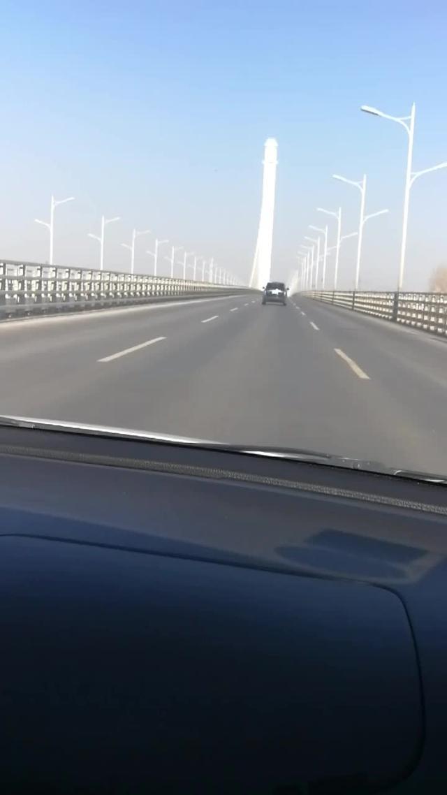 威驰车行驶在高架桥上感觉不错啊。