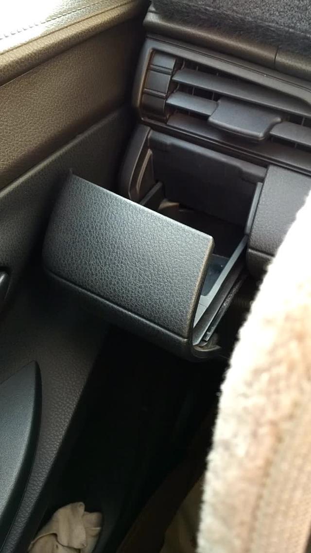 丰田威驰车驾驶位有个收纳盒，可以当做杯架使用，挺方便的。