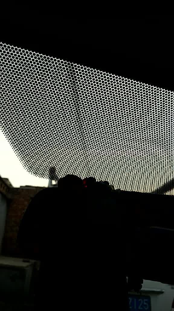 威驰汽车前挡玻璃上有黑色小点，它的作用是起到遮阳的。