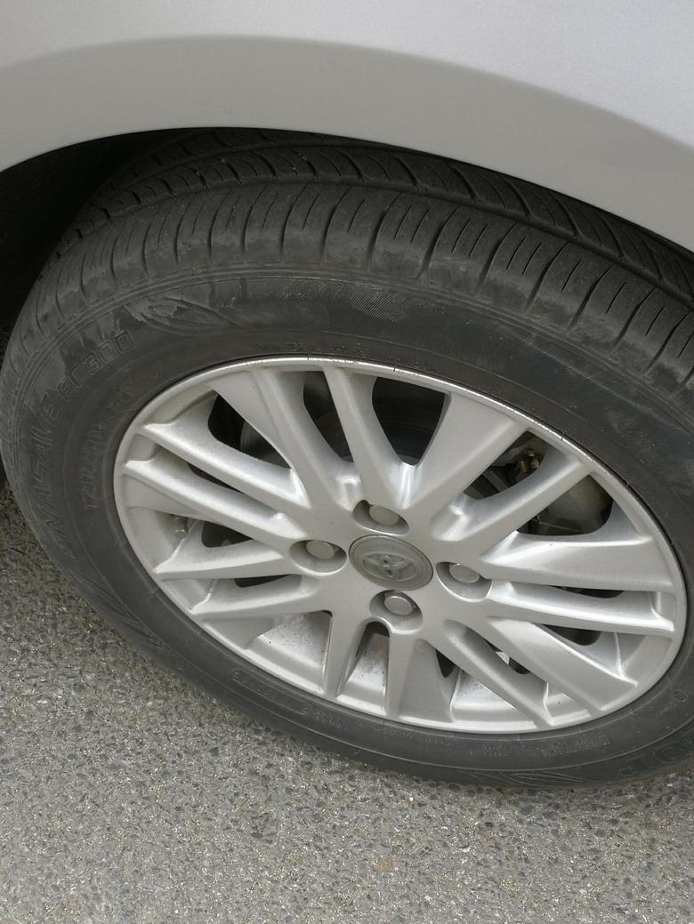 一汽丰田威驰车原厂轮胎行驶多少公里需要更换？