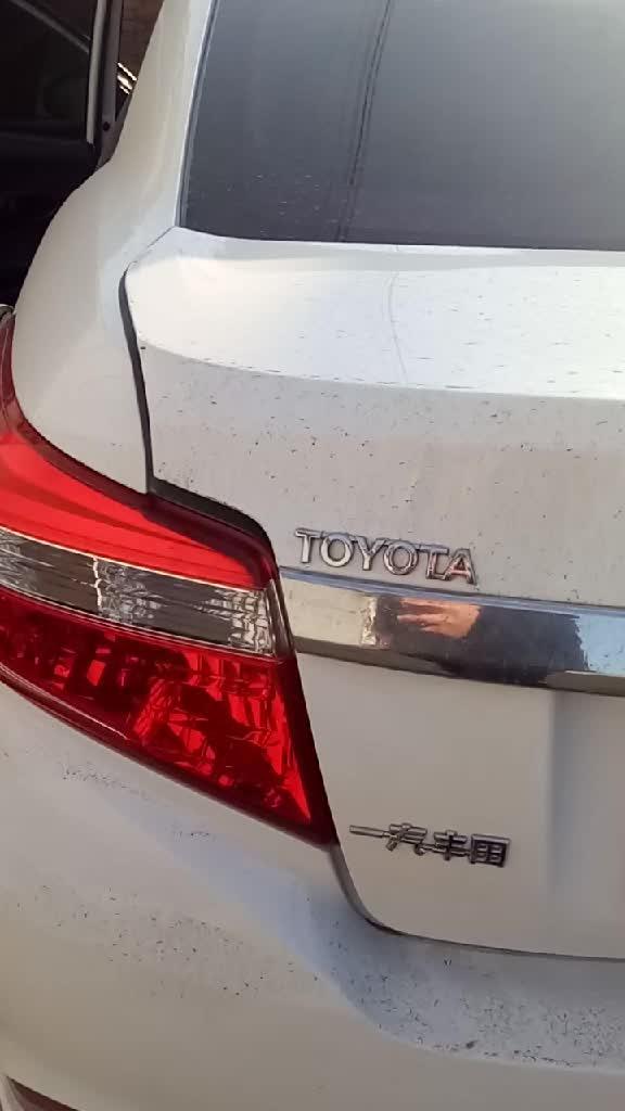 丰田威驰车的TOYOTA车标，很亮，很精致。