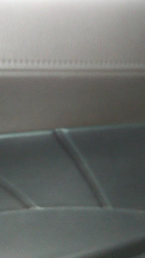 威驰的车门内饰板，做工很不错，有线缝设计，就像真皮材质一样。