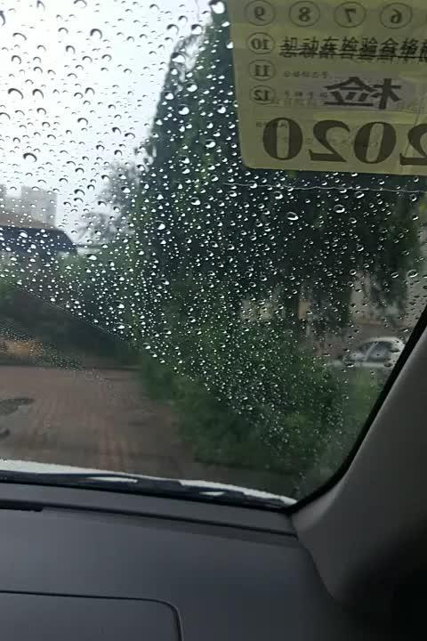威驰下雨了，车窗上水珠滚动