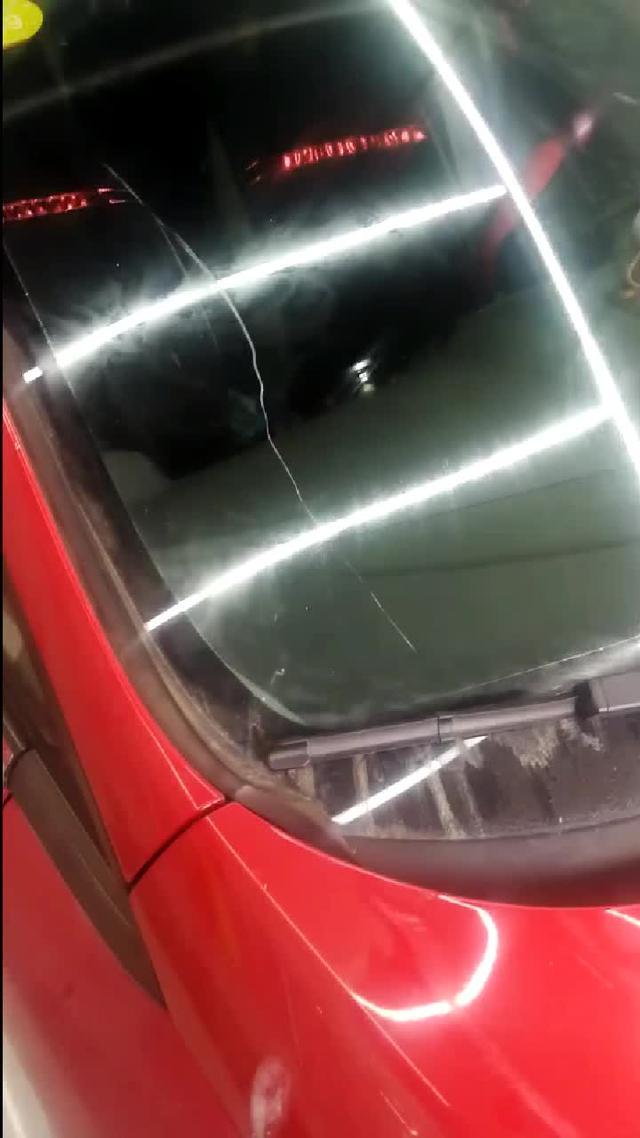威驰车窗玻璃划痕修复抛光。