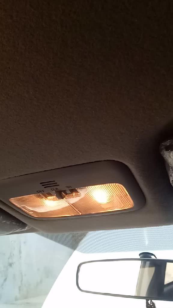 丰田威驰的车内照明灯，挺亮的。