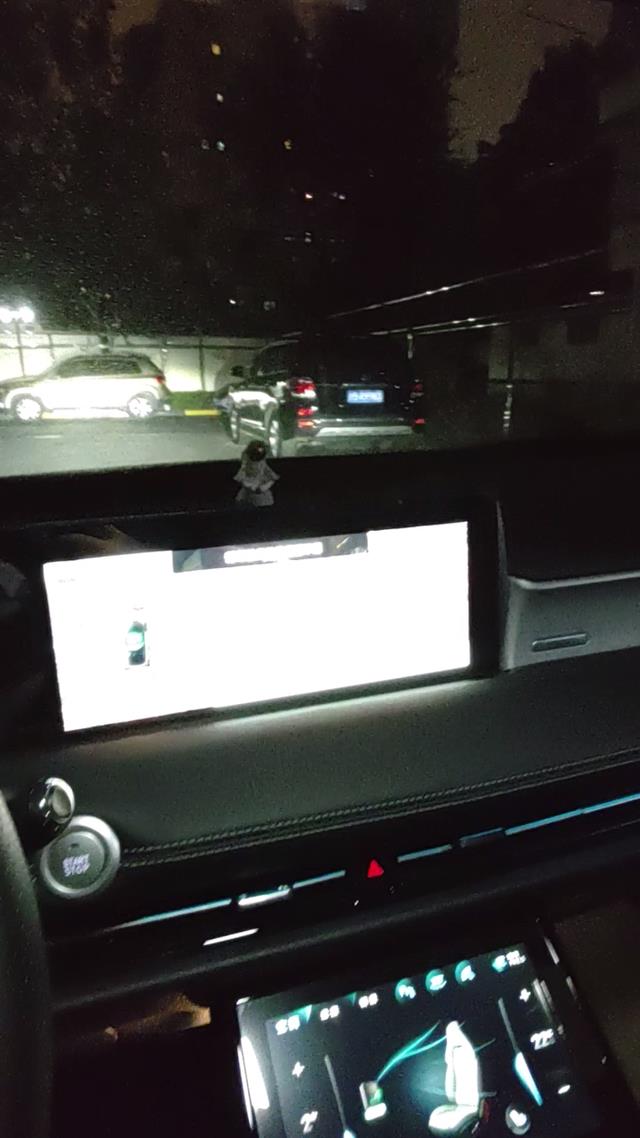 哪吒UPRO雨夜自动泊车实测，为了测试成功率，当天连续测试3次，均成功泊入，车位5.5米左右。