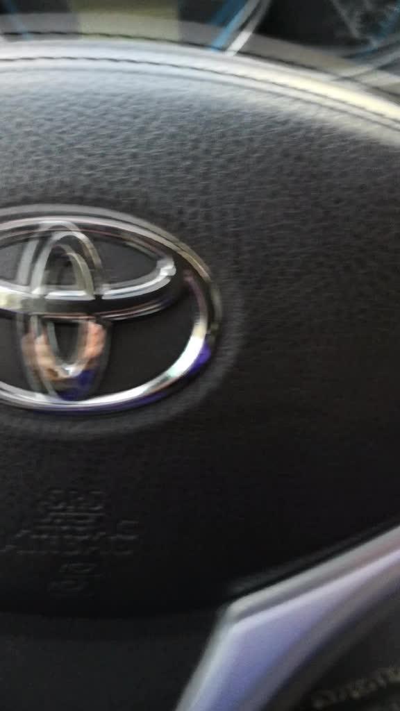 威驰车保护驾驶员的安全气囊设计在方向盘中间的位置