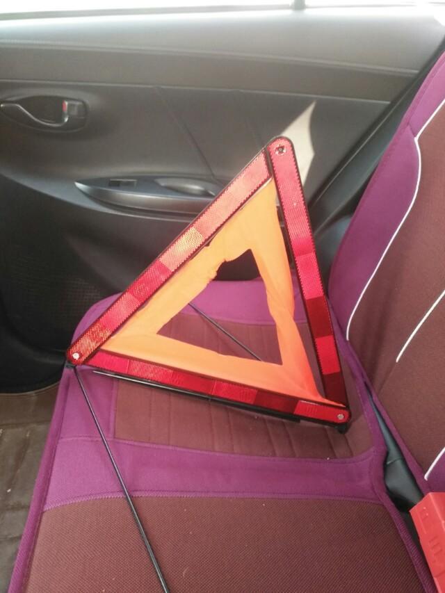 威驰车的安全警示三角架，很实用。