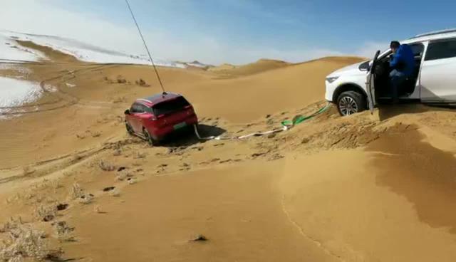 唐去沙漠里面玩，排量越大越好，必须四驱车沙子太软了
