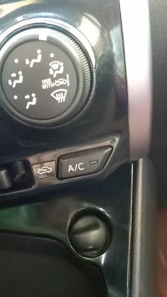 威驰车空调开关按键，只有按下它，空调压缩机才会启动。