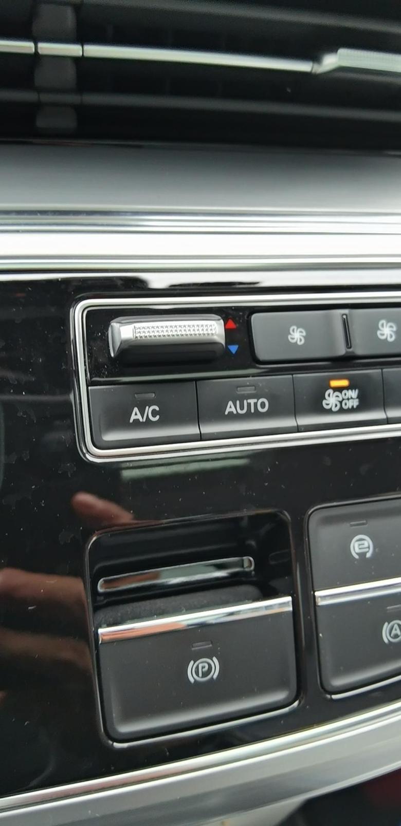 荣威imax8下雨天气冷了，自动空调开暖风，关了AC，AUTO竟然也关了，AC和AUTUO同步的，那是不是意味着暖风需要手动调节温度和风量？