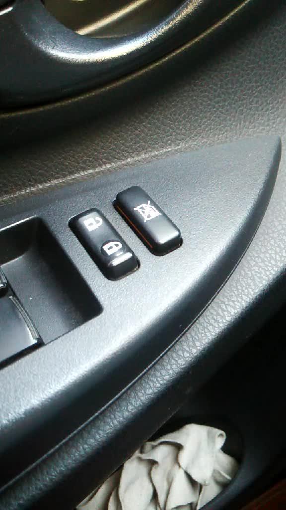 这是威驰车窗玻璃锁的按钮，按下去车窗玻璃就无法打开