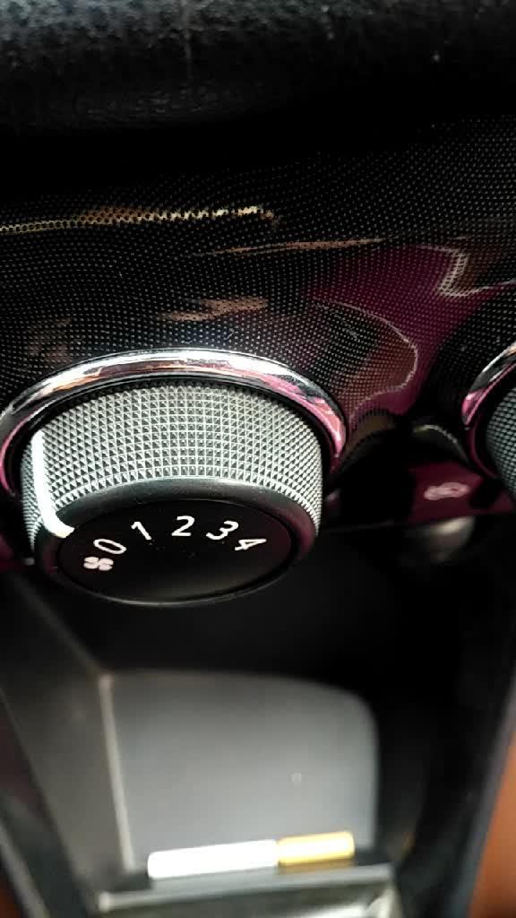 丰田威驰车空调旋钮，有防指纹设计，很好。