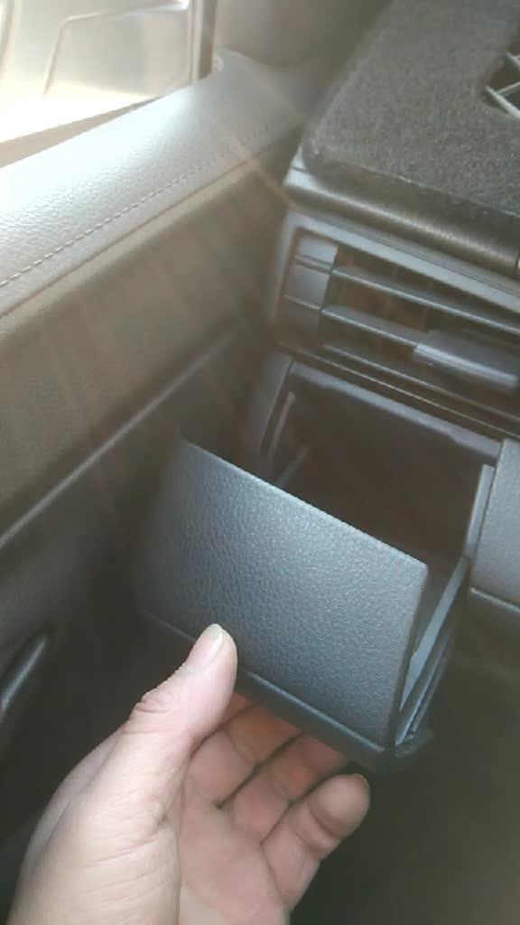 威驰的驾驶位有个隐藏式杯架，使用很方便。