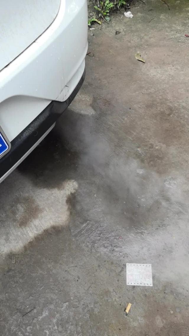 唐一早上发动汽车，后面排气管冒这样的白烟，正常吗？