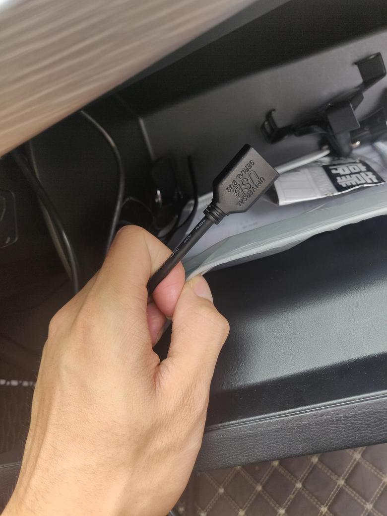 艾瑞泽521款艾五没有自带的usb充电接口啊？副驾驶扶手箱内的两根线为什么刚插上手机就显示让下载车机互联的软件，而且为啥充不进电去