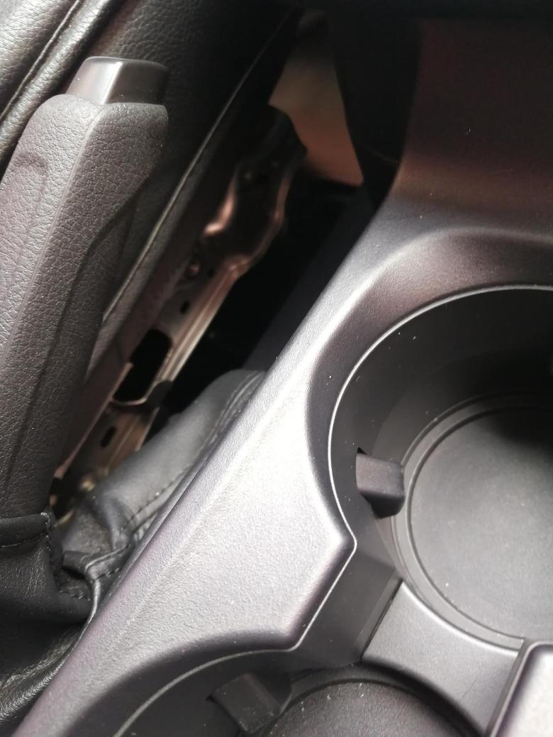 2019款福睿斯主驾驶座椅内侧下方都是这样裸着吗？露着亮铁片。。。