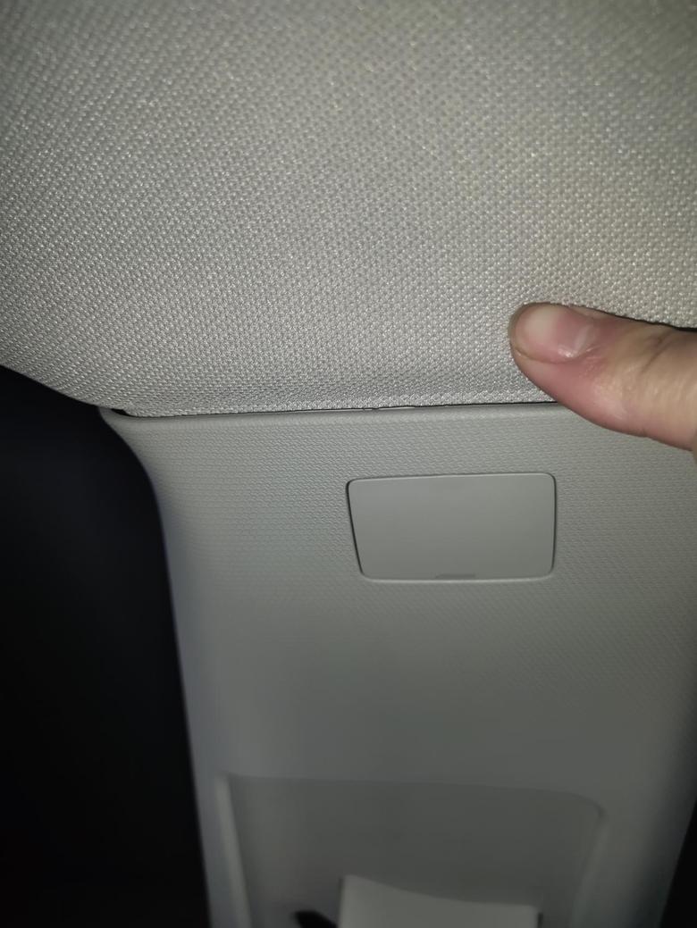 荣威i6 max副驾驶位置安全带卡扣上方于车顶连接处能按动，主驾驶就按不动，正常吗？
