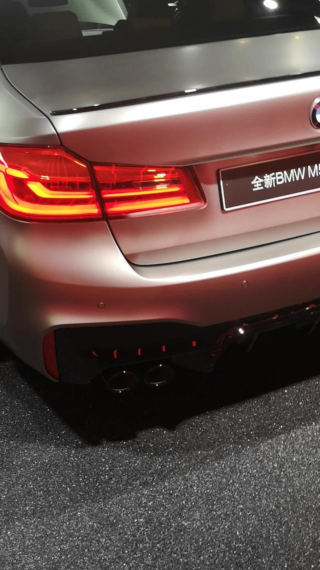 宝马m5全新BMWM5雷霆版的双边四出排气，太帅啦！