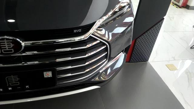 唐比亚迪中网格栅大尺寸的银色镀铬条和整个SUV气质特别配。