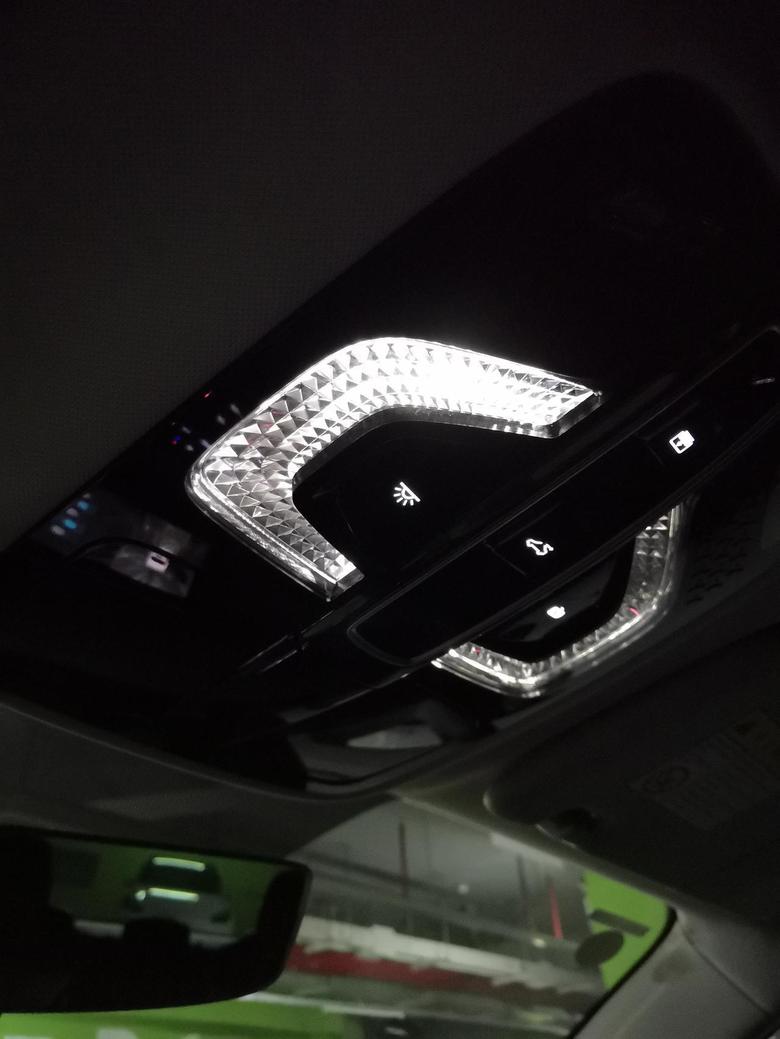 荣威imax8请问各位车友，晚上打开车头灯的时候，中控上面的阅读灯如何关闭。