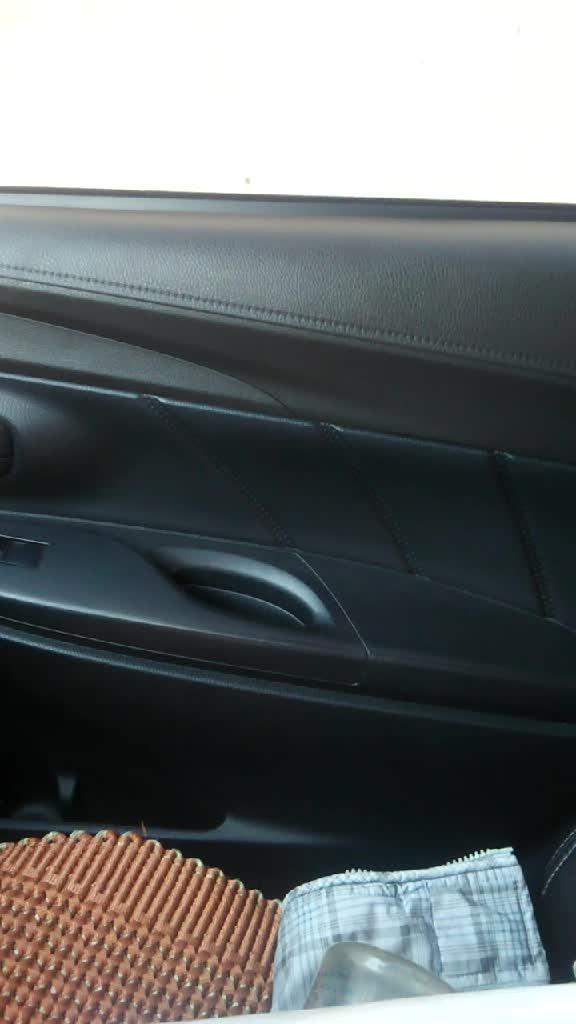 威驰的车门内饰板，做工很不错，远看就像真皮材质的。