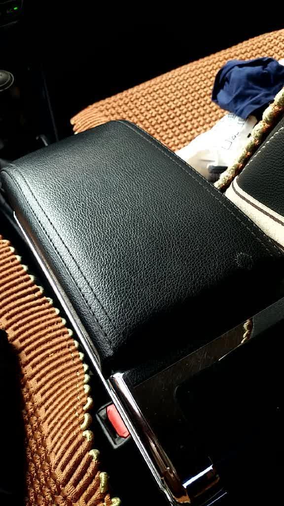 威驰自己加装的扶手盒，皮革材质的，很不错。