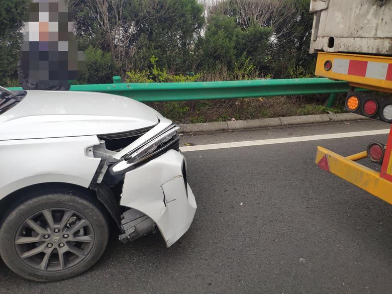 宝骏rc5 首辆新宝骏rc5w事故车，在长深高速被一辆挂车的尾部防撞钢梁刮中车头右侧，大灯都被刮下来了。