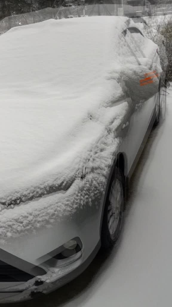 威驰车冬季用上车衣再也不怕下雪了
