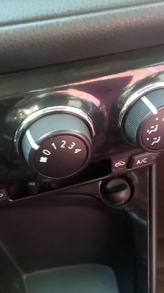 威驰车的空调开关旋钮，有防指纹功能，设计的不错。