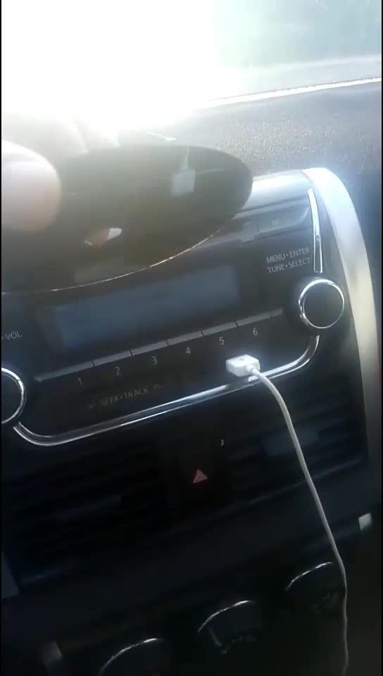 威驰的原车收音机，可以插光碟听音乐。