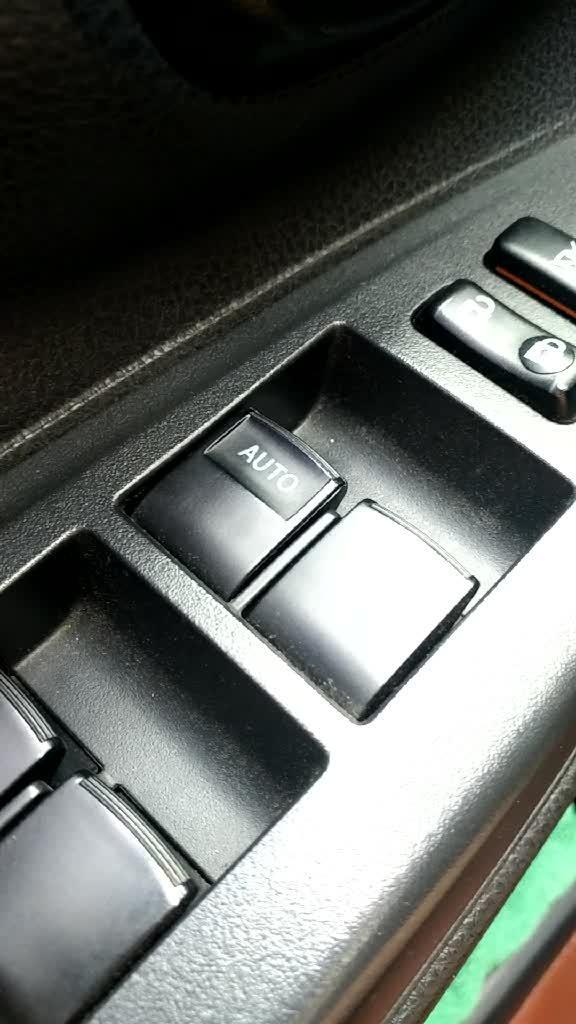 威驰车窗玻璃升降按钮，很好用，主驾驶有一键升降功能。