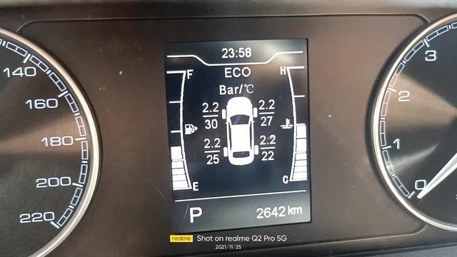 奇瑞艾瑞泽5自动青春版，新车买了不到4个月，开了2600多公里，胎压监测故障灯亮，左后轮胎压监测不停的跳动，该怎么办？各位大神求指教。