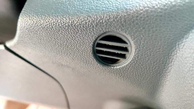 15款福特福睿斯，开钥匙或者启动，空调关闭或者打开方向盘下面有电流声