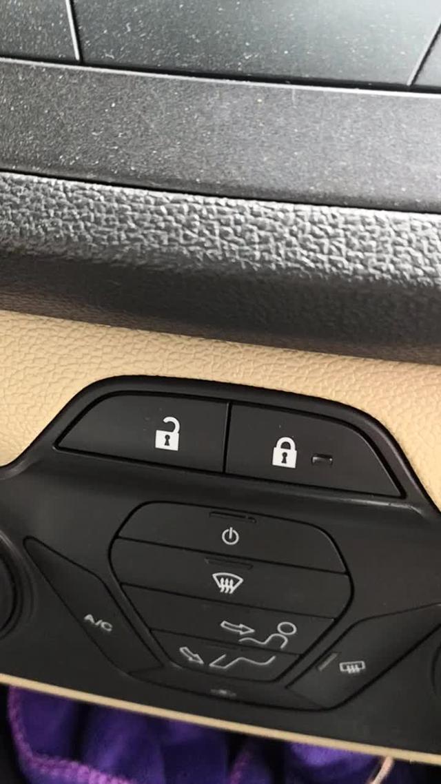 福睿斯的手动锁车和开锁按键，没有自动落锁功能