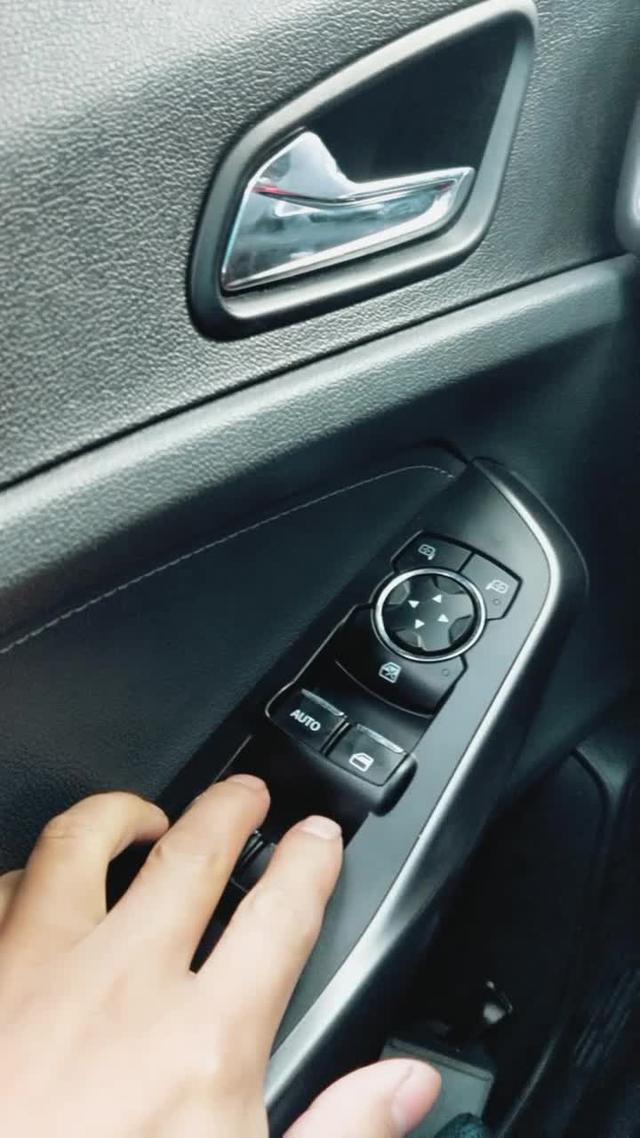 福睿斯一键升窗玻璃按钮用起来非常方便。