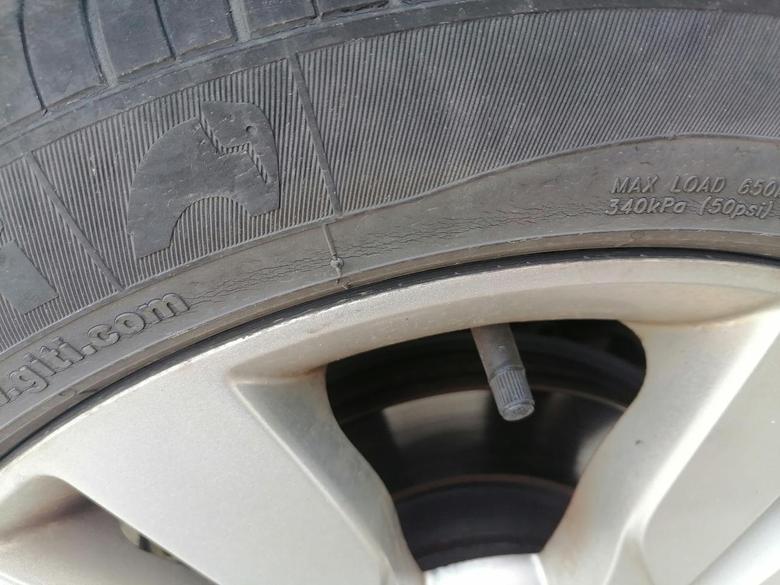 艾瑞泽5轮胎有裂纹了，要不要换胎啊，开了42000公里，4年4个月的车龄