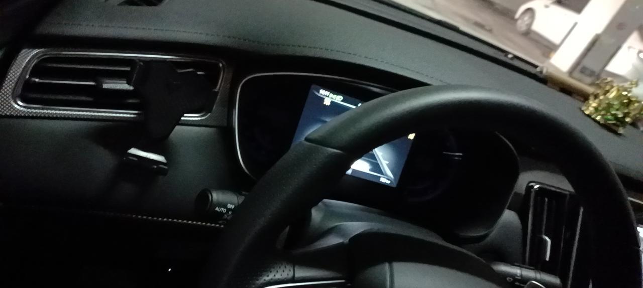 荣威i6 max智驾版，车子突然出现仪表盘左右两侧的时速表、转速表不亮。车子可以启动可以开，就是仪表盘有如图问题。到底什么原因？