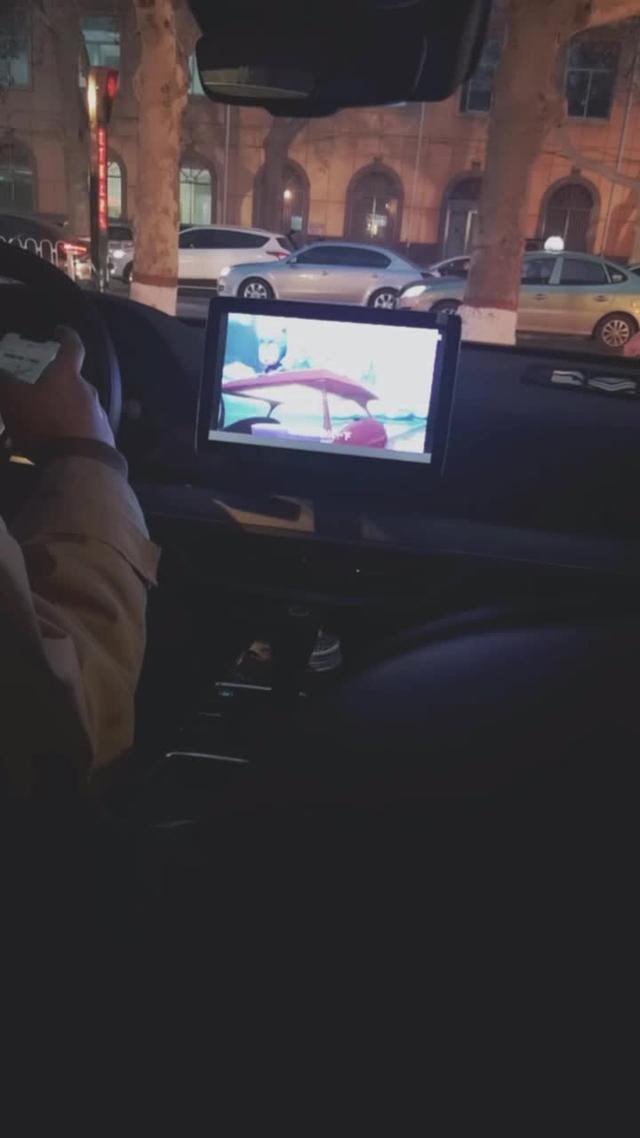 唐在车上看动画片